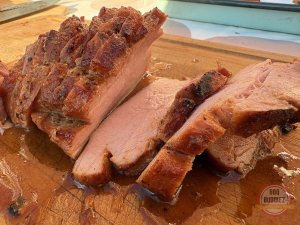 Gesneden beenham van de BBQ met roze sappig vlees