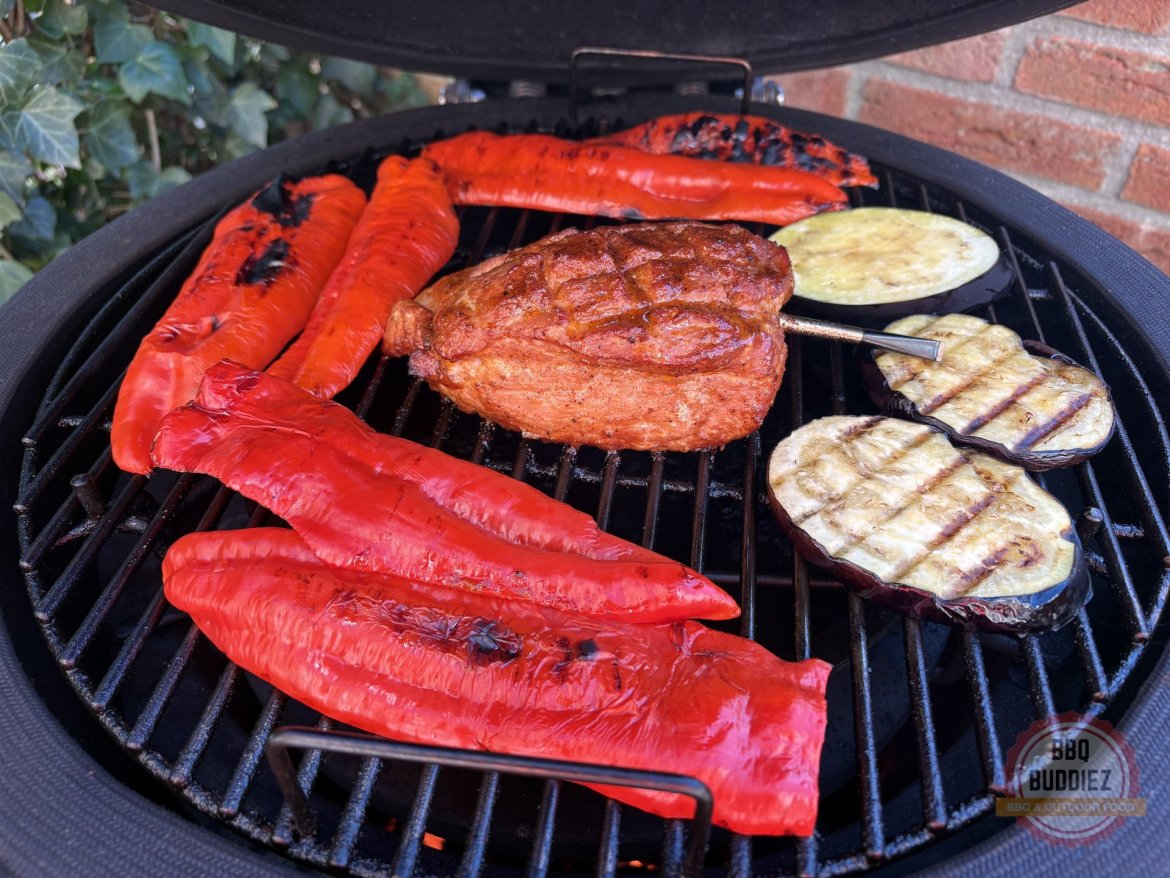 Volle BBQ met beenham, paprika en aubergine op The Bastard kamado
