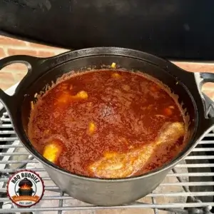 Coq au vin Dutch oven op het rooster van de Bastard kamado