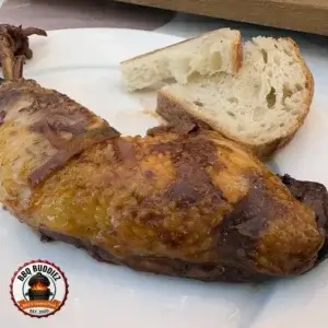 Coq au vin kippenpoot op bord met stokbrood