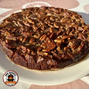Hele pecan pie van de BBQ op een serveerbord