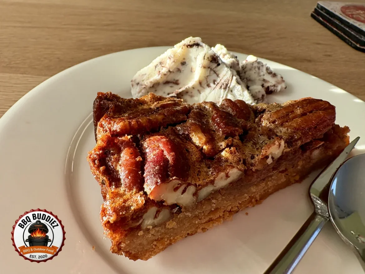 Punt pecan pie van de BBQ met een bolletje ijs