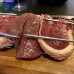Picanha van het spit op snijplank, mooi rood vlees