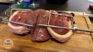 Picanha van het spit op snijplank, mooi rood vlees