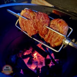Picanha in plakken geregen op het rotisserie spit