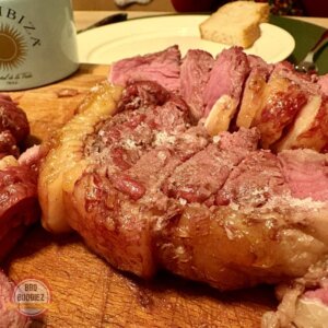 Gegaarde picanha van het spit, klaar om te rusten
